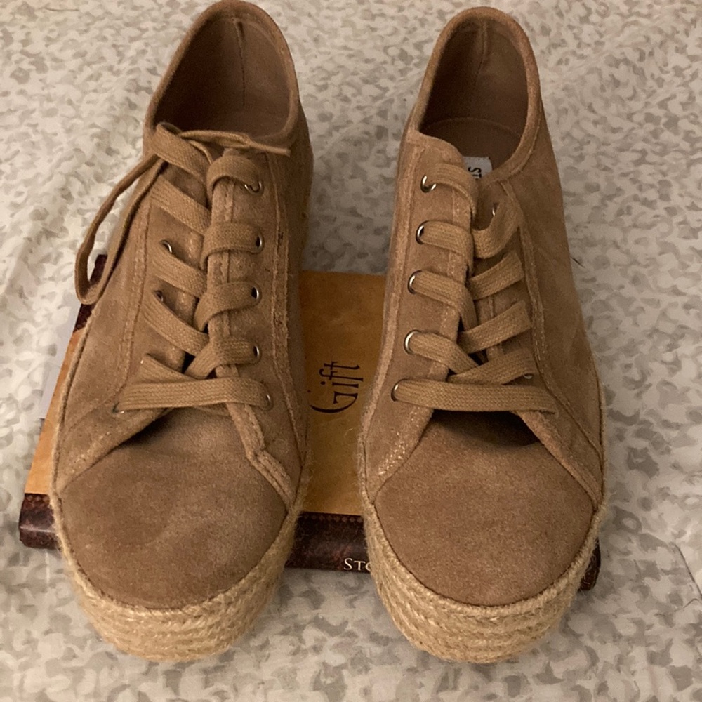 Selling never worn Steve Madden platform